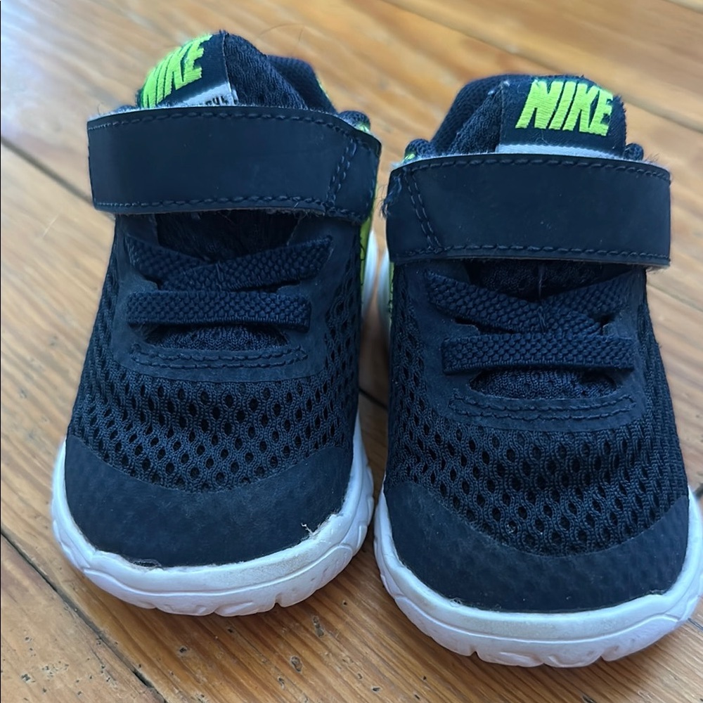 Nike Black and Green Sneakers with Velcro Closure